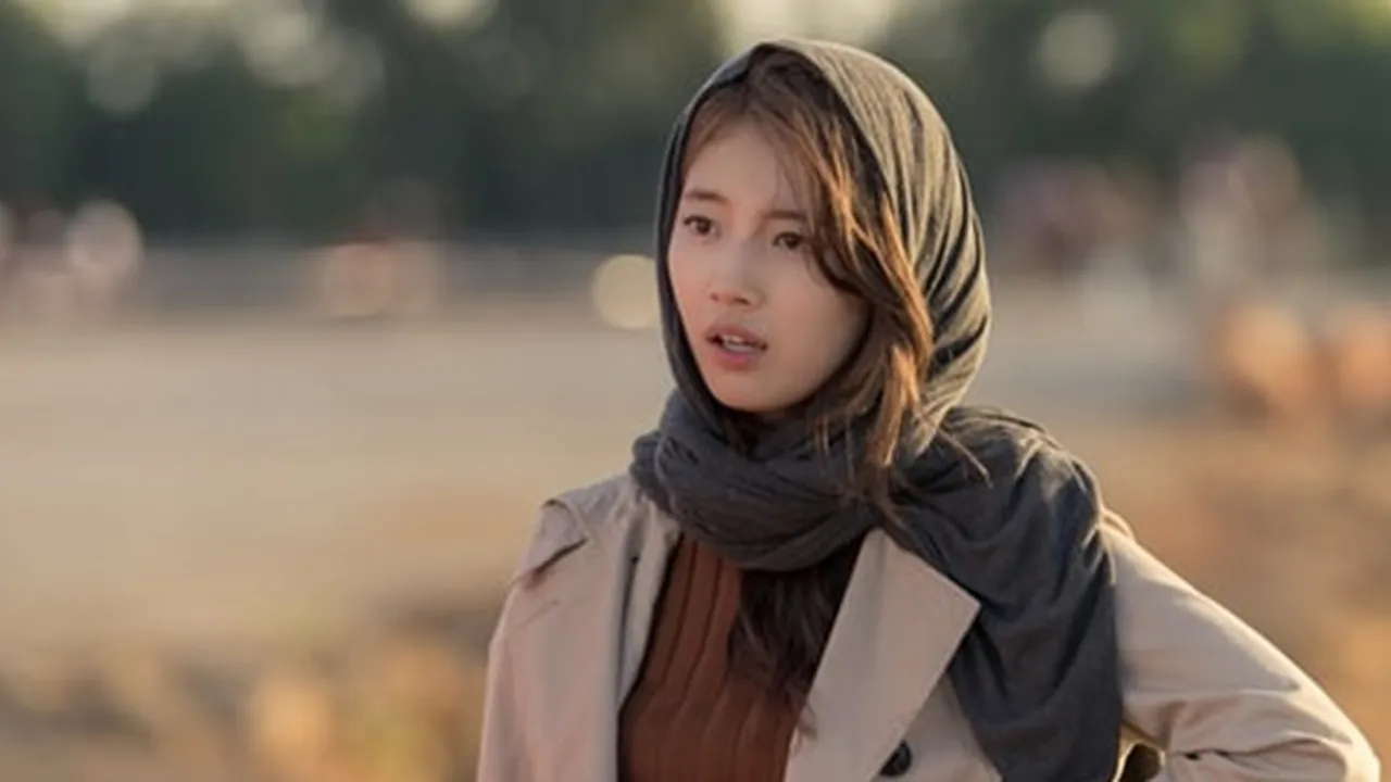 Foto Cantik Suzy Pakai Kerudung Lagi, Curi Perhatian Penonton 'VAGABOND'