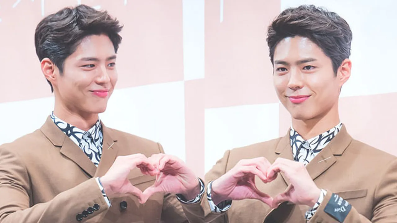 Foto Close Up Park Bo Gum Pakai HP Fans, Bukti Ganteng Nyata
