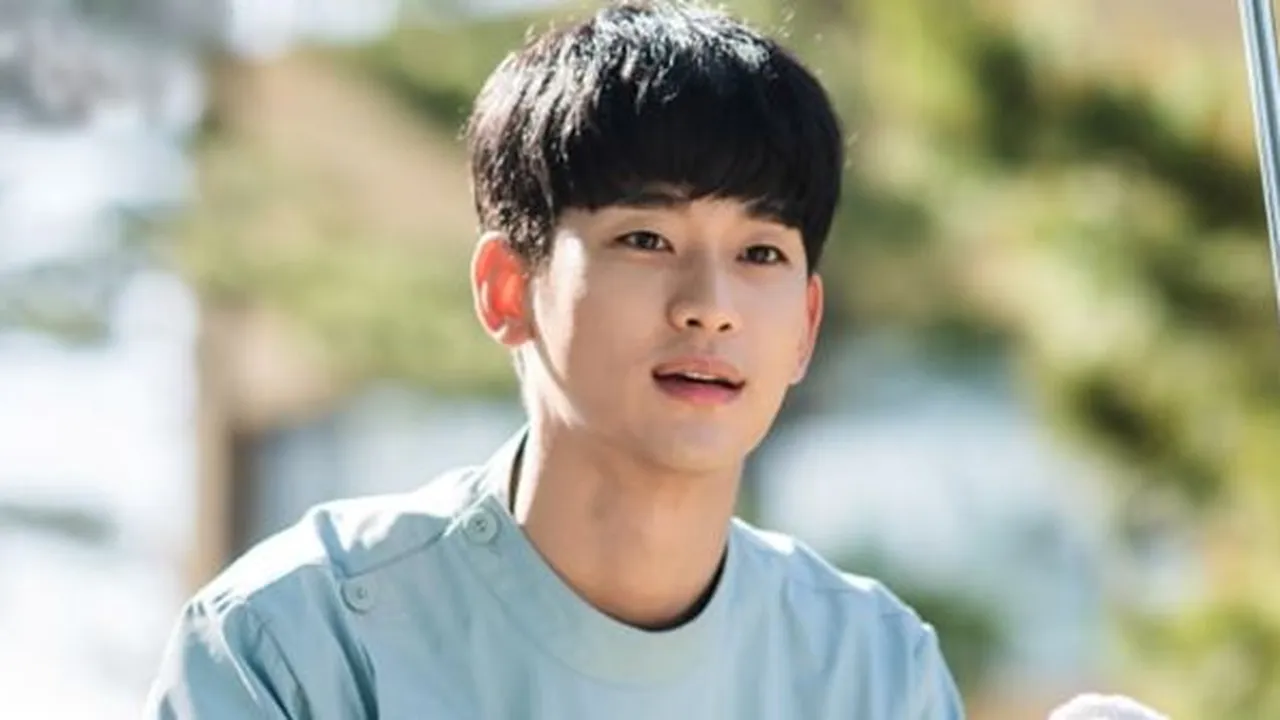 Foto Kim Soo Hyun Zaman Kuliah Beredar, Rambut Keriting Aslinya Disebut Mirip Rumput Laut Foto Kim Soo Hyun Zaman Kuliah Beredar, Rambut Keriting Aslinya Disebut Mirip Rumput Laut