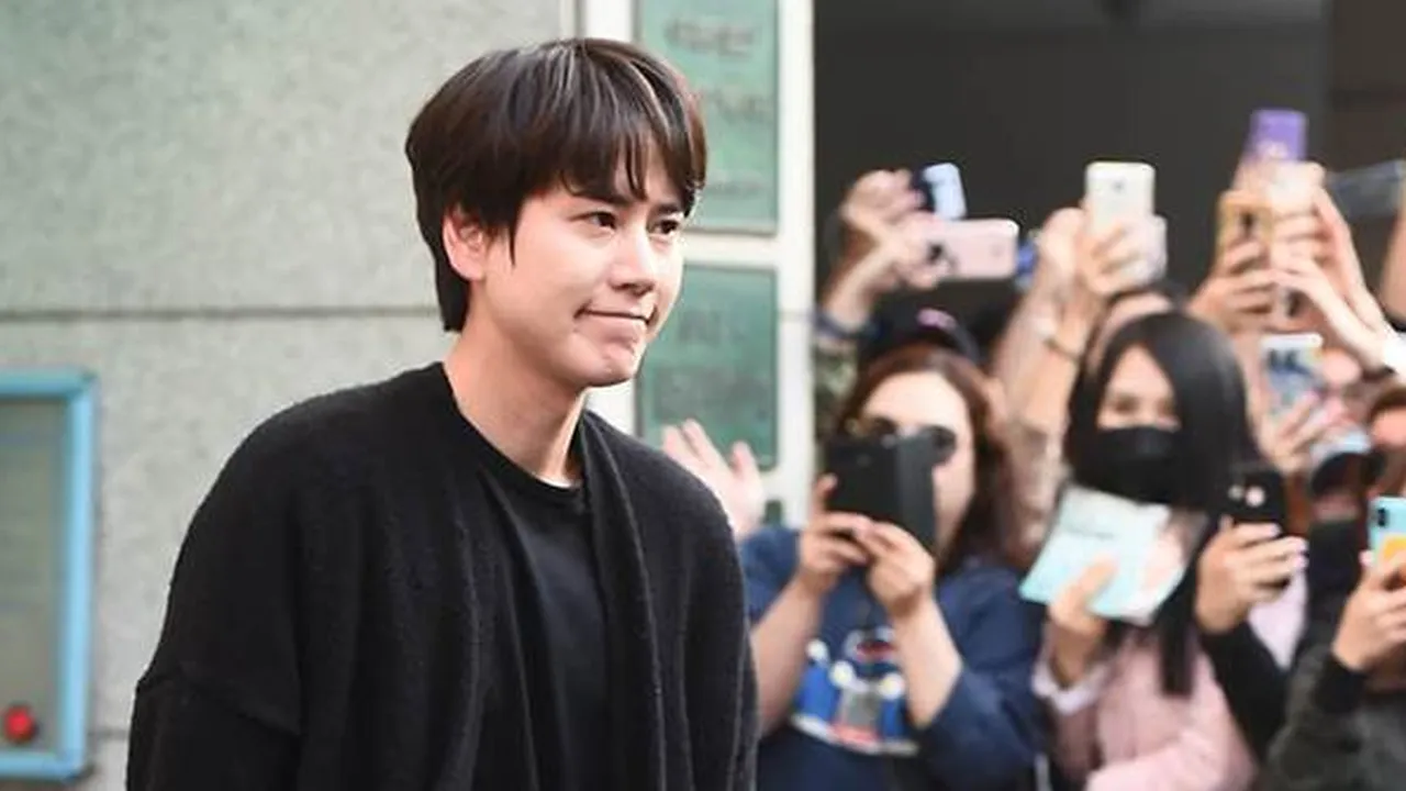 Foto Kyuhyun Resmi Selesai Wamil, Super Junior Lengkap Lagi Setelah 9 Tahun