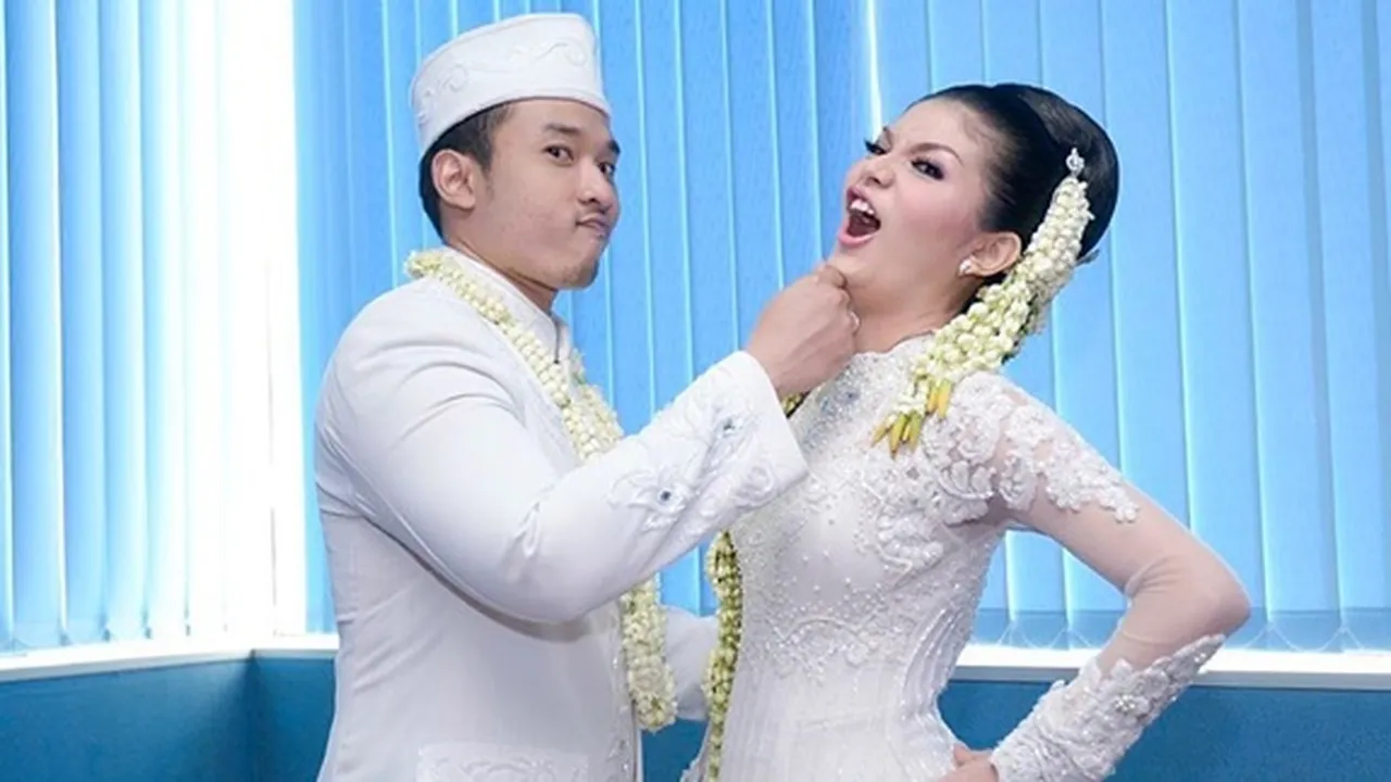 FOTO: Lepas Kepergian Suami, Intan RJ Terlihat Tegar - Menangis Saat Baca Doa di Samping Pusara