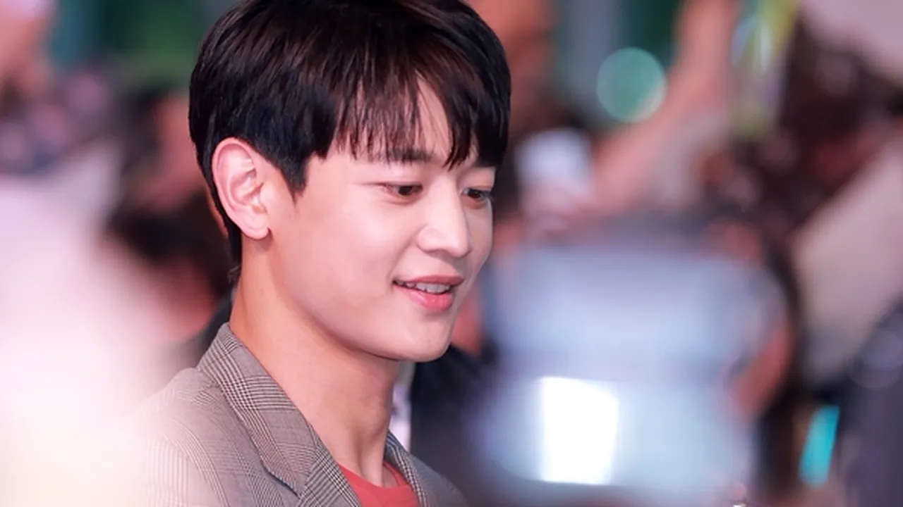 Foto Minho SHINee Saat Wamil Resmi Dirilis, Bawa Senjata dan Ganteng Banget!