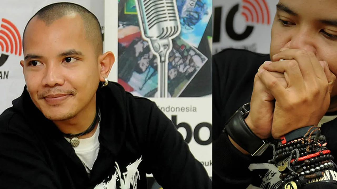 [Foto] Nuansa Hitam Fashion Cella, Sang Gitaris Kotak