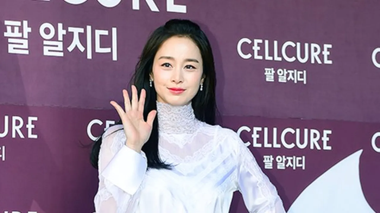 Foto Penampilan Perdana Kim Tae Hee di Publik Setelah Melahirkan Anak Kedua