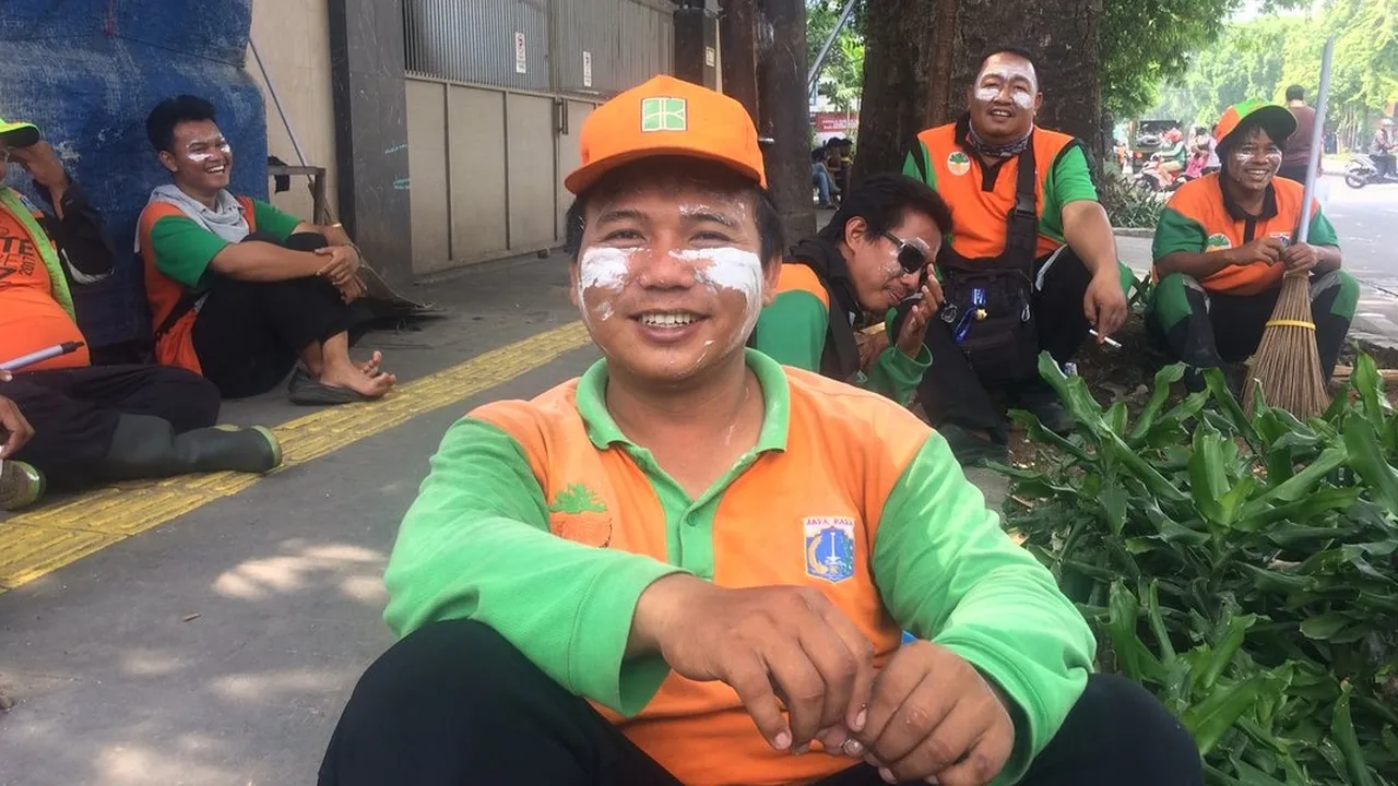 Foto Petugas Kebersihan Ini Buat Netizen Haru