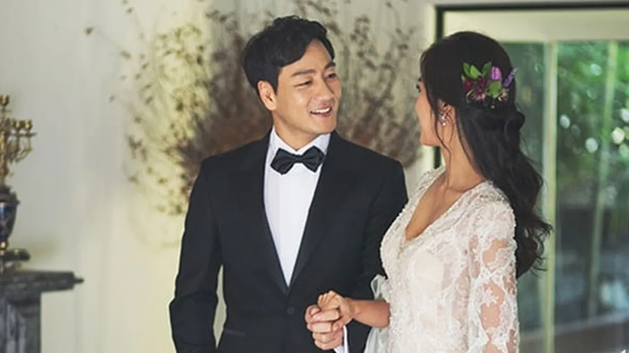 Foto Prewed Romantis Park Hae Soo, Pandangan Penuh Cinta & Bahagia