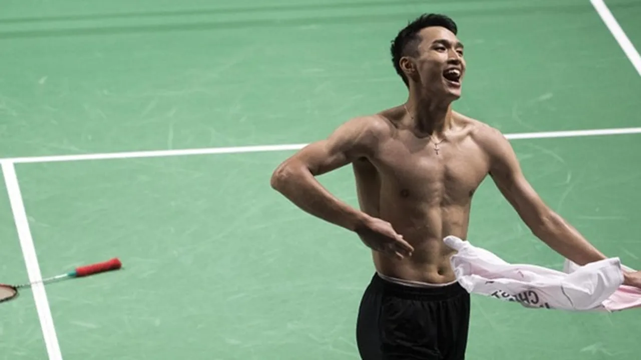 FOTO: Raih Medali Emas, Jonatan Christie Langsung Buka Baju Pamer Sixpack!