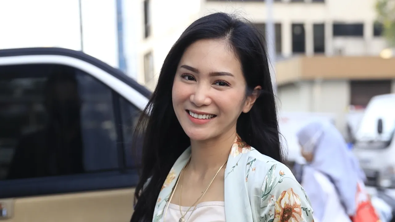 Foto Selfie Cantik, Bunga Zainal Pamer Perhiasan Mewah Foto Selfie Cantik, Bunga Zainal Pamer Perhiasan Mewah
