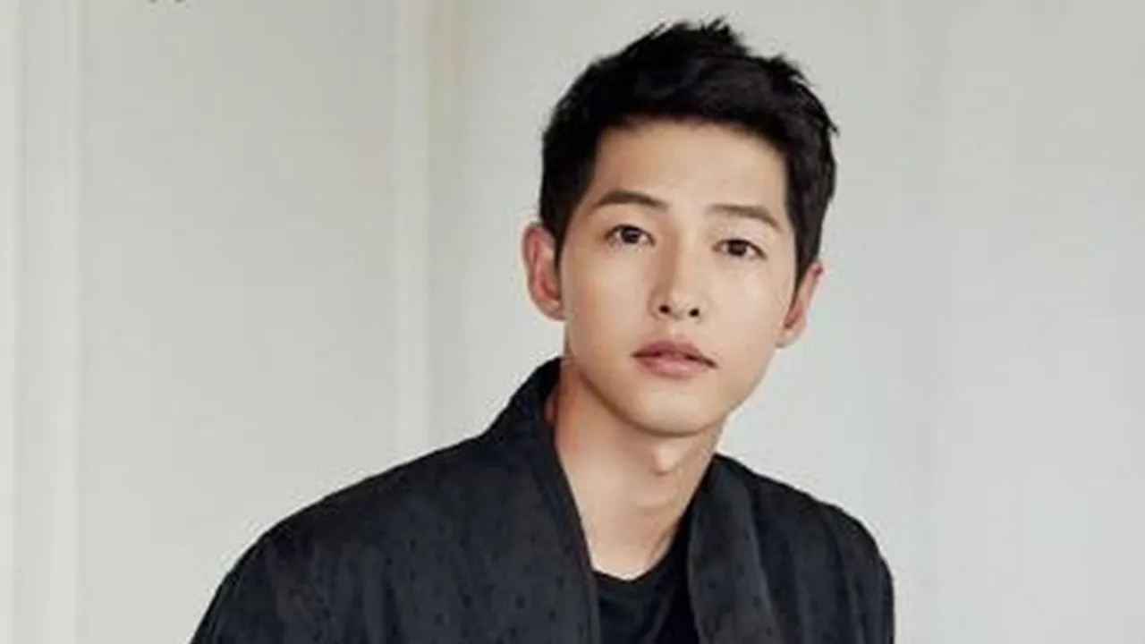Foto Song Joong Ki Syuting Drama 'VINCENZO' Beredar, Makin Ganteng Pakai Setelan Jas Foto Song Joong Ki Syuting Drama 'VINCENZO' Beredar, Makin Ganteng Pakai Setelan Jas