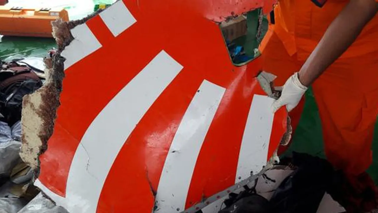 FOTO Temuan Serpihan Pesawat Lion Air Yang Jatuh, Basarnas Sisir Perairan Karawang