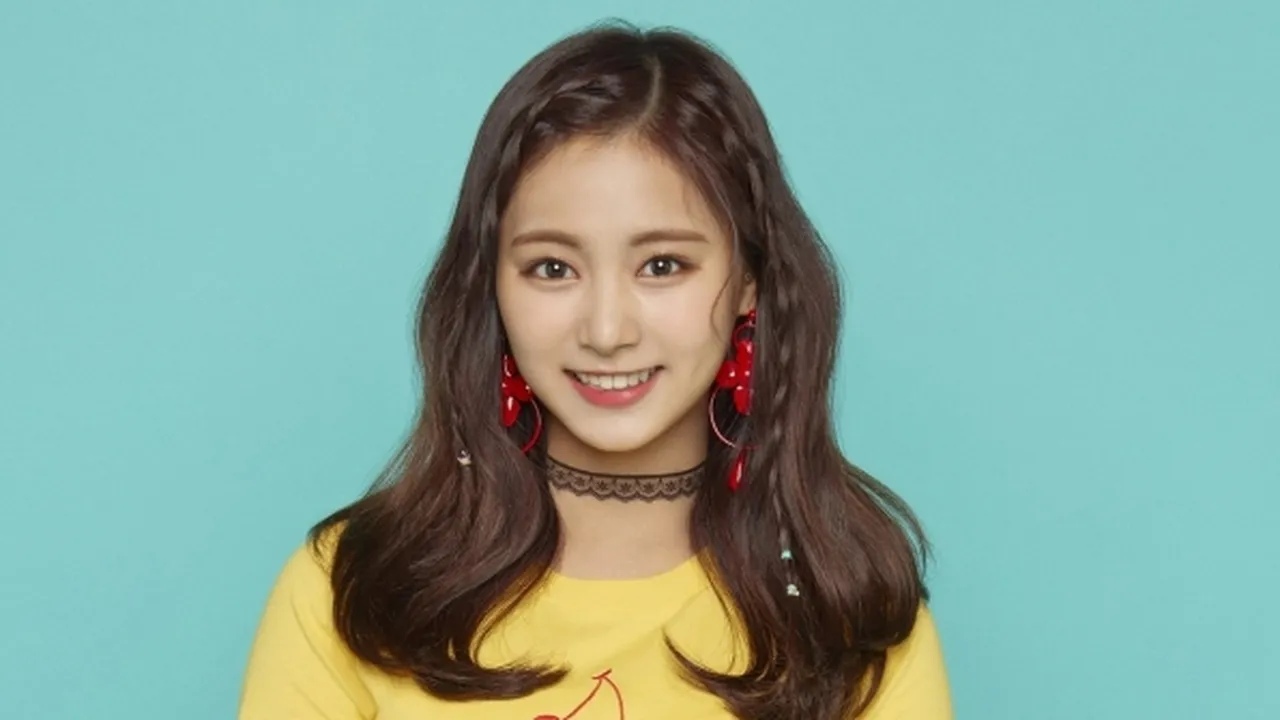 Foto Tzuyu TWICE Dengan Poni Baru Jadi Bukti Kedekatan Para Anggota TWICE