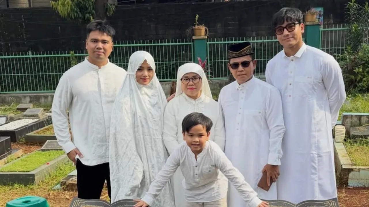 Fuji dan Keluarganya Ziarah ke Makam Bibi dan Vanessa Angel, Saling Menguatkan Satu Sama Lain