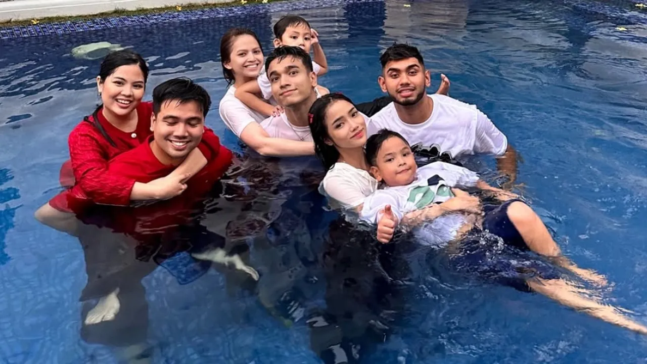 Fuji Lomba 17-an di Rumah, Pria Berkaus Putih Jadi Sorotan