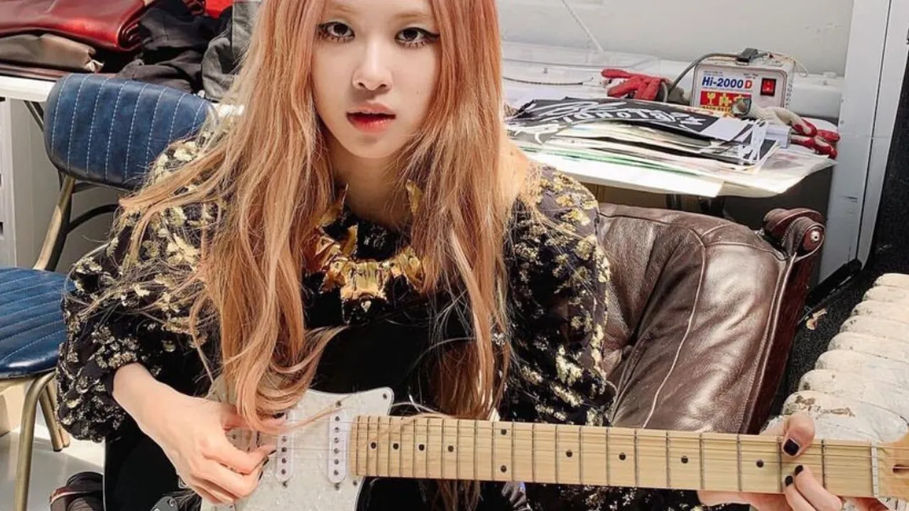 Gak Cuma Jago Nyanyi, Ternyata 8 Idol K-Pop Ini Juga Jago Main Gitar