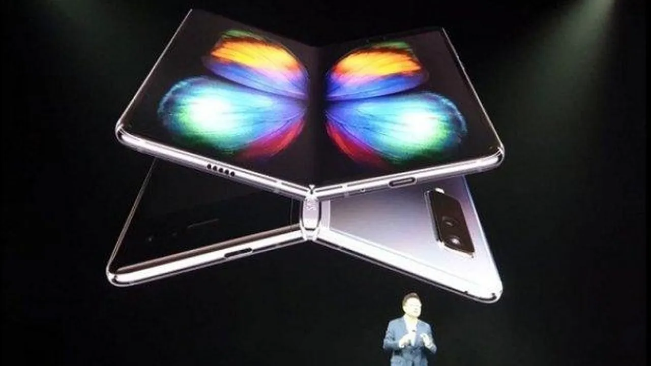 Galaxy Fold, Ponsel Anyar Samsung Yang Harganya Bisa Buat DP Mobil Baru