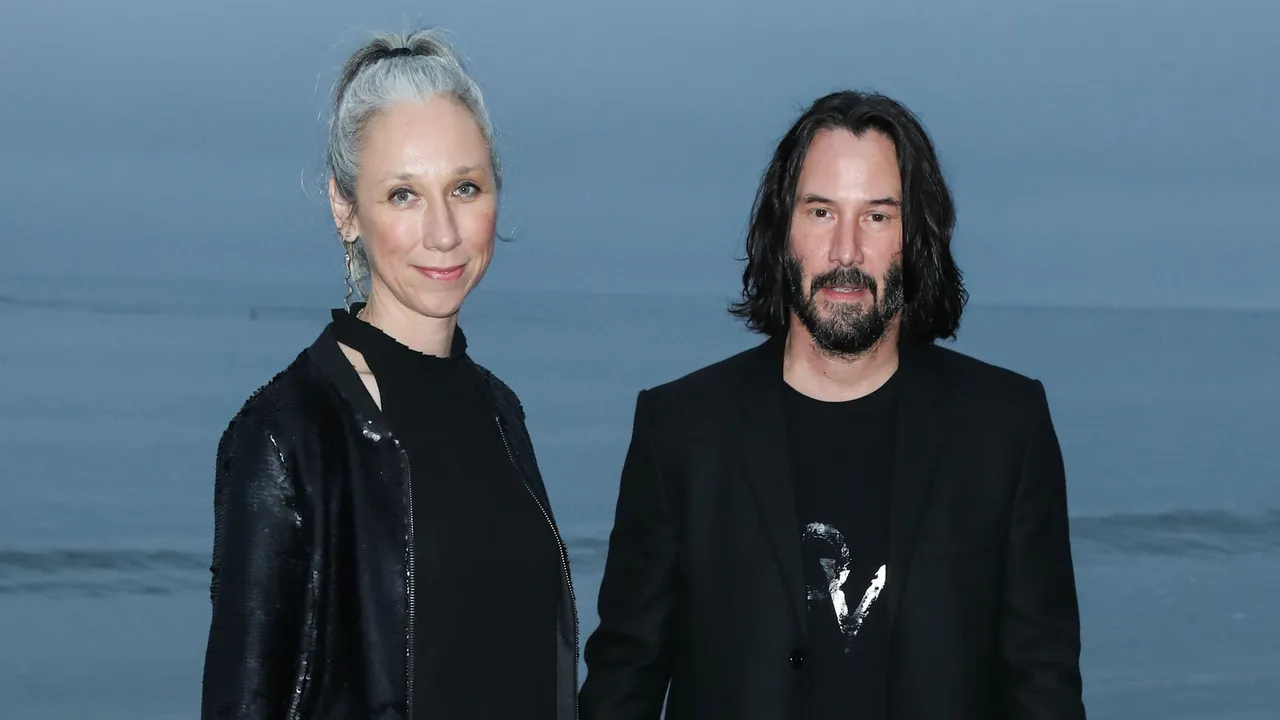Gandeng Mesra Teman Wanitanya, Keanu Reeves Dapatkan 'Restu' Penggemar