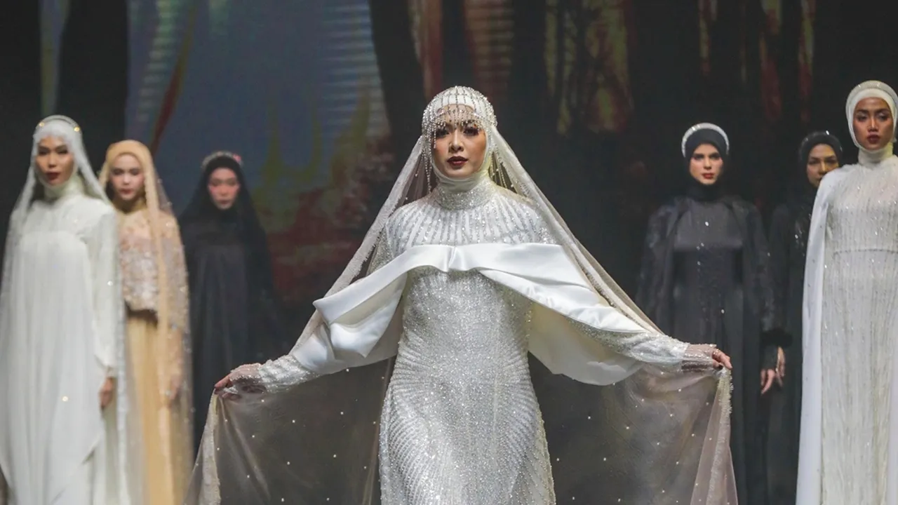 Gandeng Richa Iskak, Koleksi Desainer Sari Batubara Sukses Curi Perhatian di Muffest 2024 Gandeng Richa Iskak, Koleksi Desainer Sari Batubara Sukses Curi Perhatian di Muffest 2024