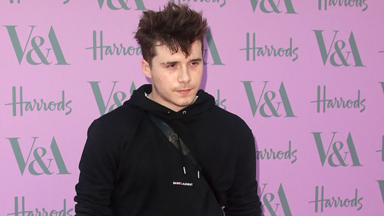 Gandengan Mesra di Depan Publik, Ini Pacar Baru Brooklyn Beckham