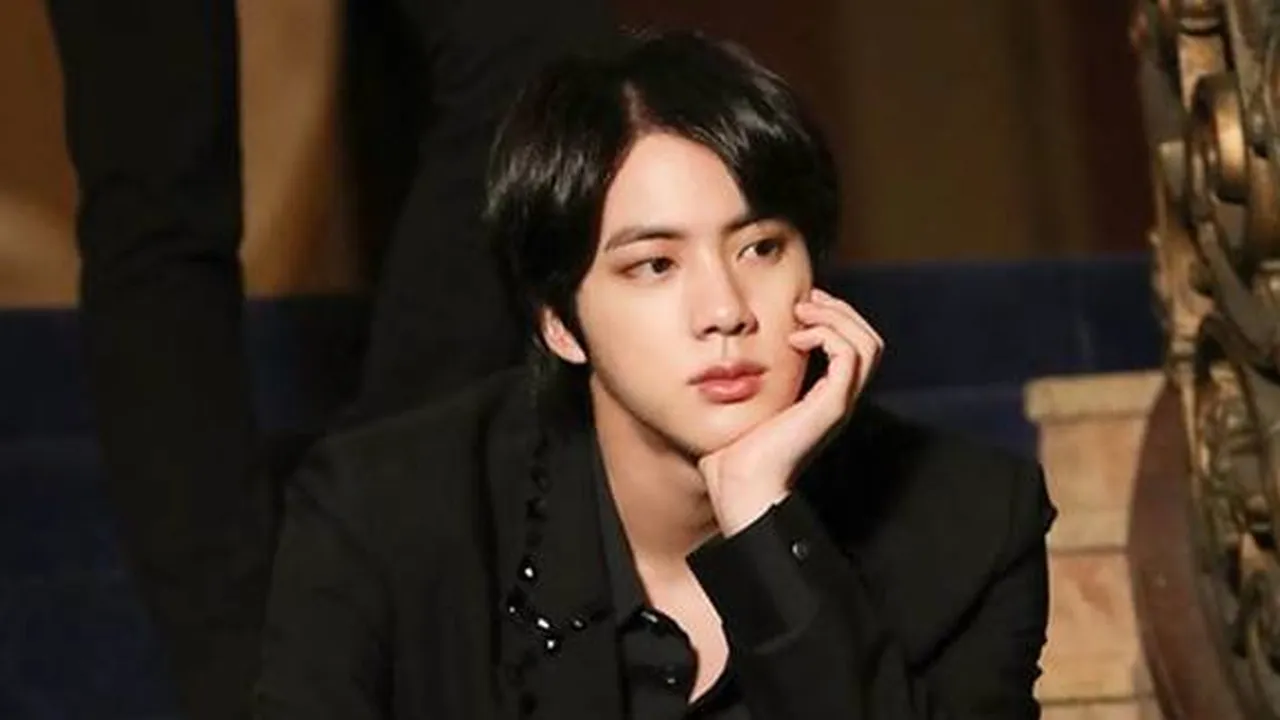 Gantengnya Jin BTS Dibuat Jadi Karakter Webtoon, Seperti Apa?