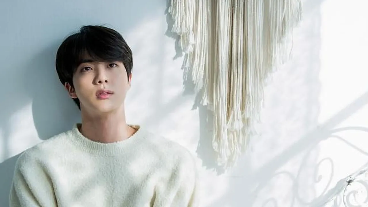 Gara-gara Alergi Ini, Jin BTS Disebut Penggemar Seperti Vampir