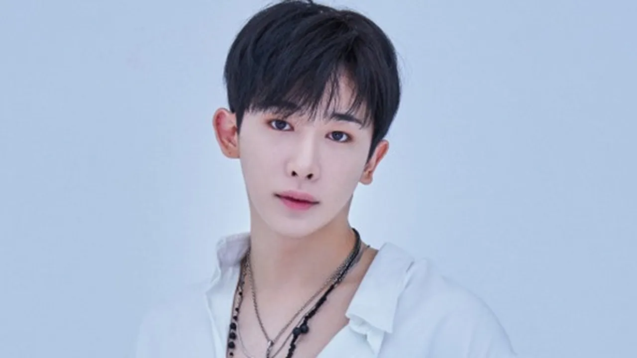 Gara-Gara Dipakai Wonho Eks Monsta X, Kemeja Bermotif Floral Ini Langsung Ludes Terjual!
