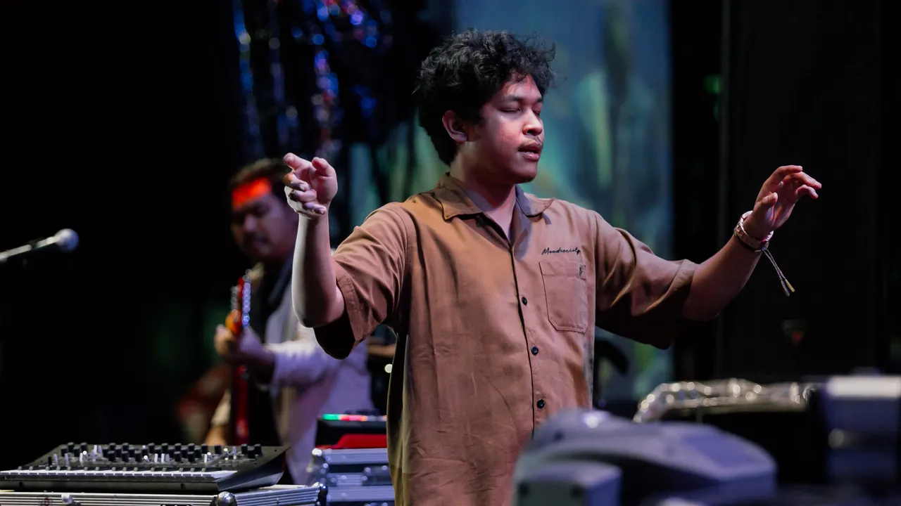 Gara-Gara John Mayer, Hindia Rilis Album 'Menari Dengan Bayangan'