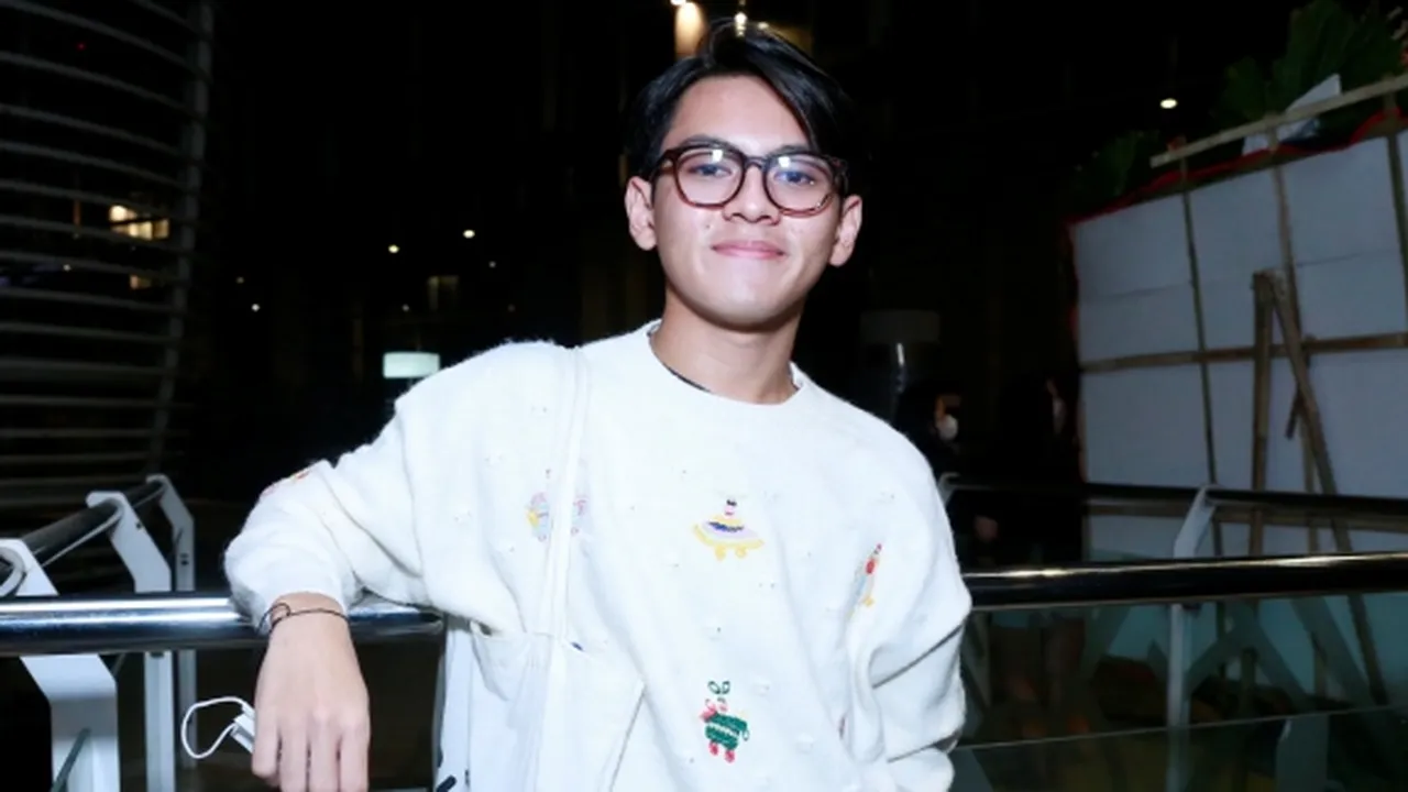 Gara-Gara Rey Bong Jadi Perokok dan Bicara Kasar, Penulis Web Series 'Dear Stranger' Kena Bully Fans Gara-Gara Rey Bong Jadi Perokok dan Bicara Kasar, Penulis Web Series 'Dear Stranger' Kena Bully Fans