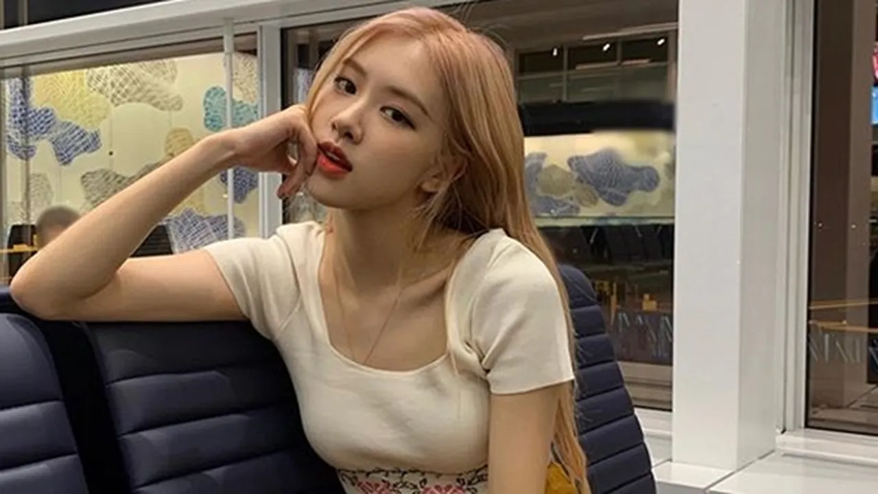 Gaya Edgy Pakai Crop Top, Rose BLACKPINK Pamer Pinggang Super Ramping
