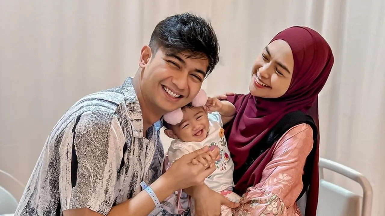 Gaya Gemas Moana, Mencoba Main Brush saat Ria Ricis sedang Make Up