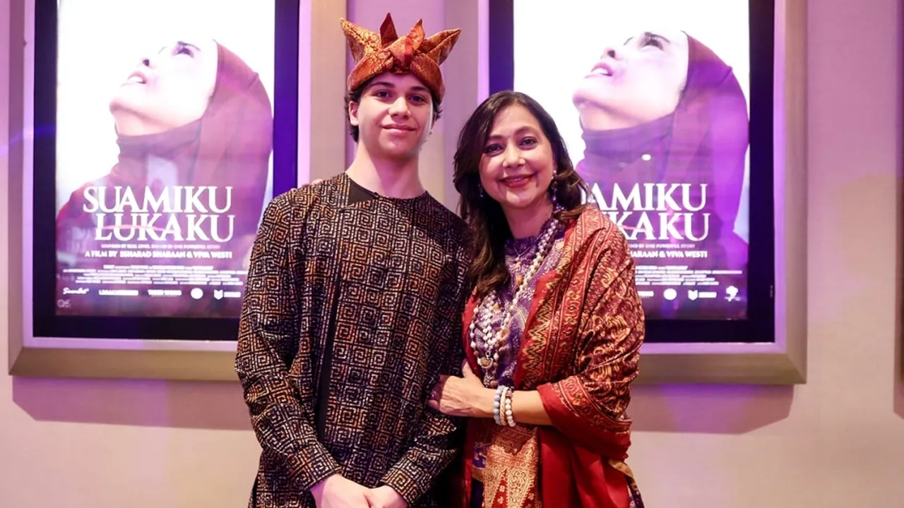Gaya Lennon Tramp Pakai Kopiah Depati Amir Saat Dampingi Ayu Azhari, Ternyata Ada Makna Perjuangan!