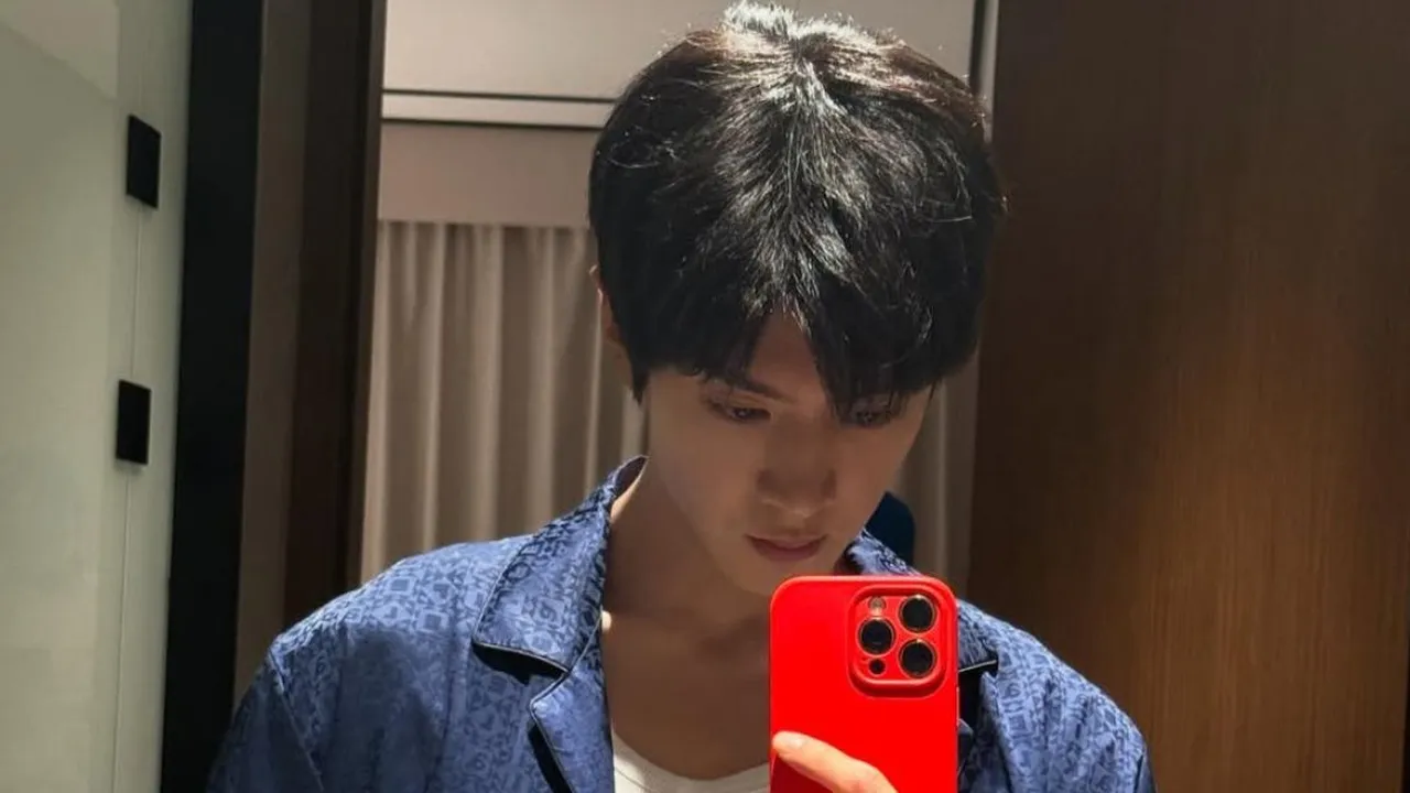 7 Gaya Mirror Selfie Chen Zheyuan, Aura Karismatik - Vibe Boyfriend Material
