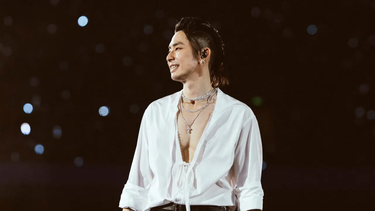 Gaya Panggung Vanness Wu di Forever 2.0, dari Fine Jewelry hingga Suit Ungu