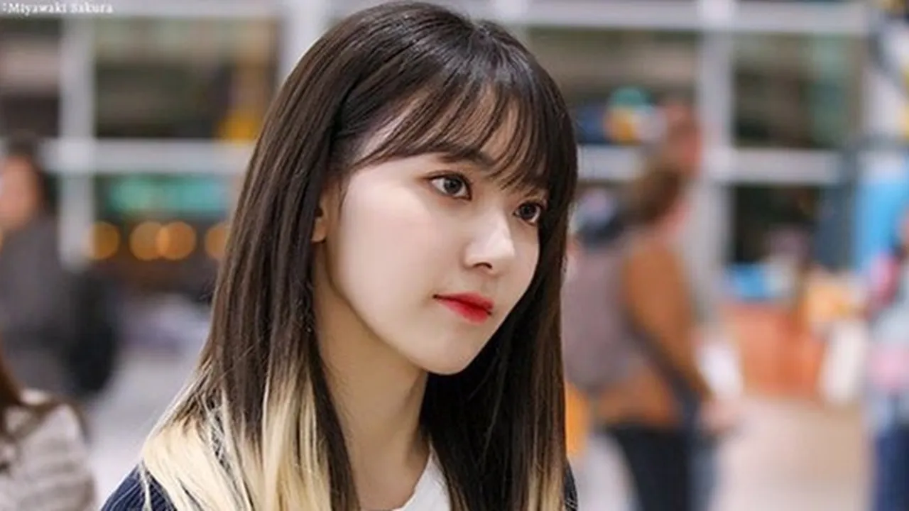 Gaya Rambut Baru Jadi Ombre, Sakura IZONE Tampil Bold & Beda Banget!