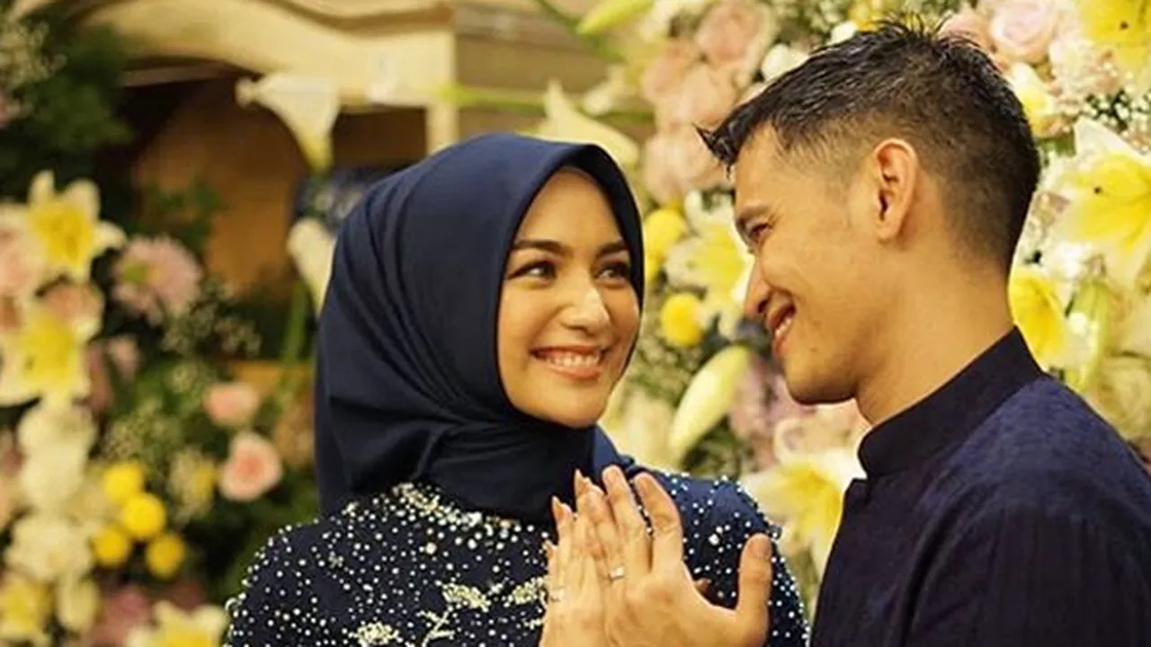 Gelar Lamaran Mewah, Rezky Aditya dan Citra Kirana Resmi Bertunangan! Gelar Lamaran Mewah, Rezky Aditya dan Citra Kirana Resmi Bertunangan!
