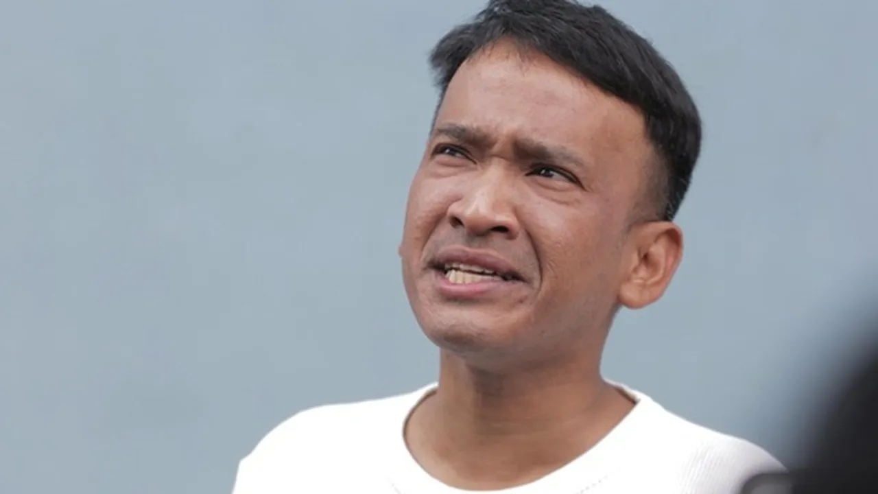 Gerai Ayam Geprek Ruben Onsu Diberi Sekantong Kotoran Kucing