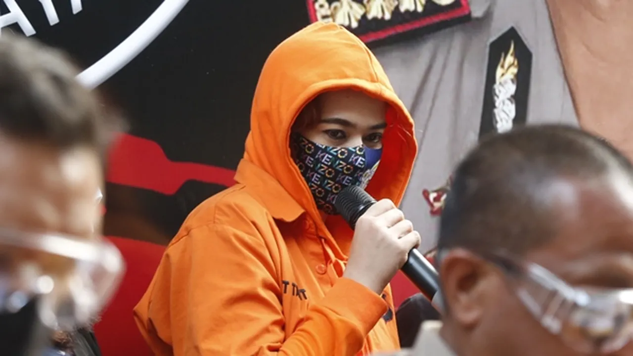 Gerak-Geriknya Mencurigakan, Catherine Wilson Diduga Nge-Fly Saat Syuting Bareng Sule dan Andre Taulany Gerak-Geriknya Mencurigakan, Catherine Wilson Diduga Nge-Fly Saat Syuting Bareng Sule dan Andre Taulany