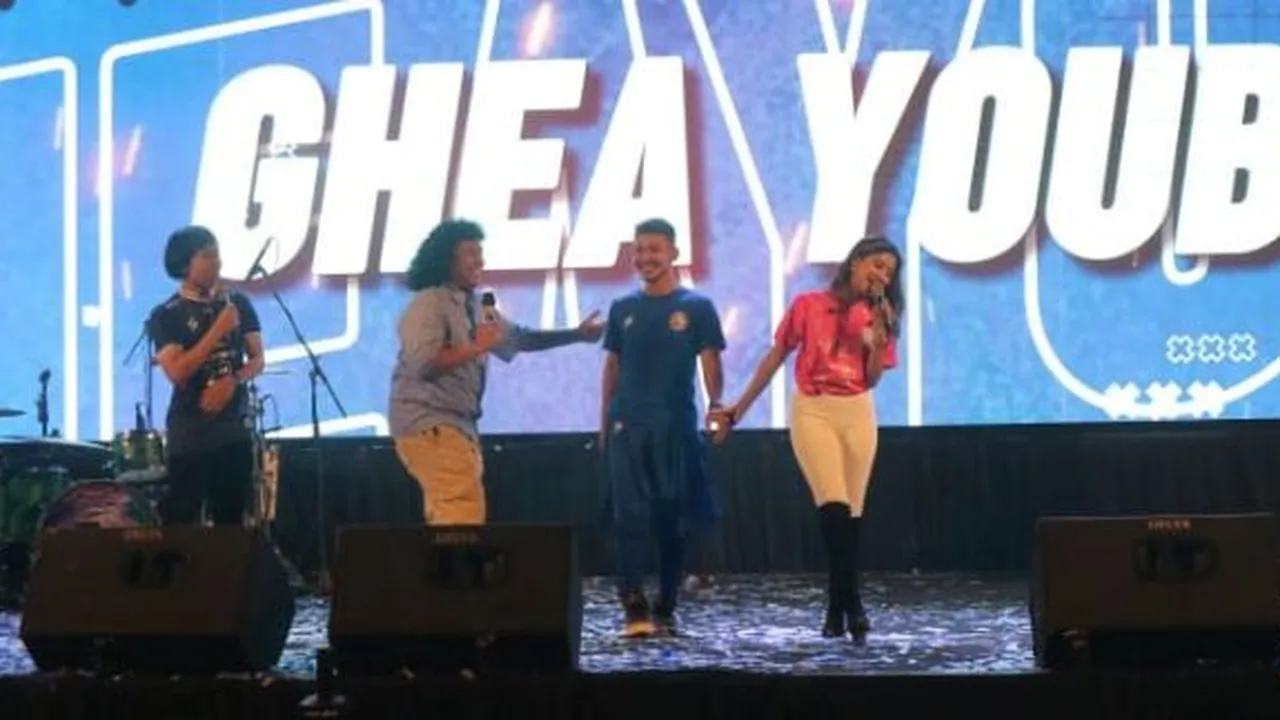 Ghea Youbi Iseng Kerjai Gian Zola di Panggung Launching Tim Arema FC Ghea Youbi Iseng Kerjai Gian Zola di Panggung Launching Tim Arema FC