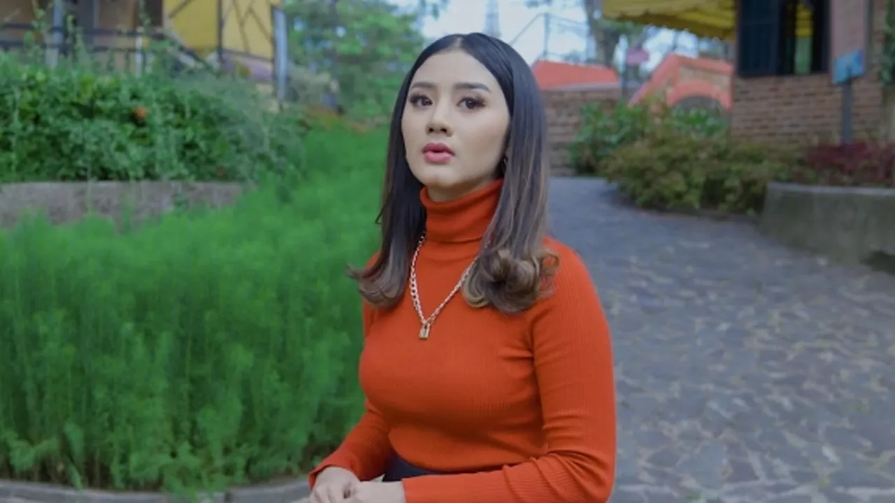 Ghea Youbi Lontarkan Kalimat dan Sindiran Pedas Lewat 'Kamu Halu'
