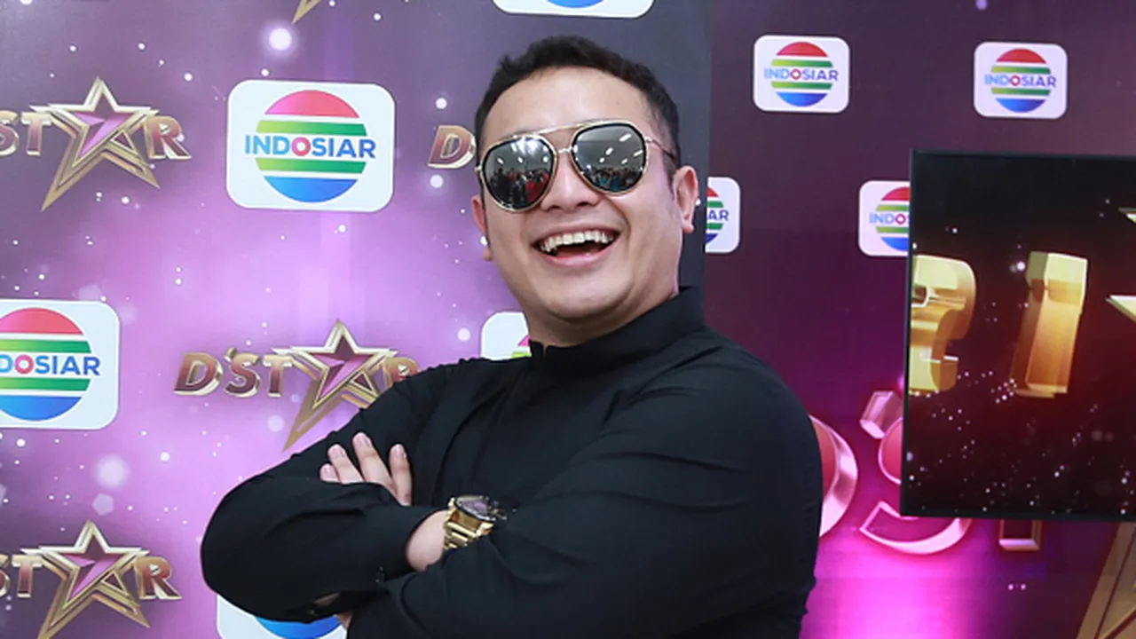 Gilang Dirga Tiru Gaya Freddie Mercury Hingga Jokowi di JICOMFEST 2019 Gilang Dirga Tiru Gaya Freddie Mercury Hingga Jokowi di JICOMFEST 2019