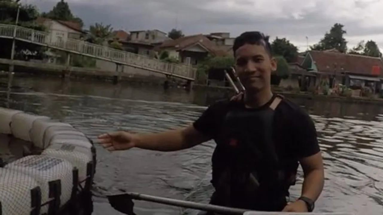 Giri Marhara Pemuda Asal Bogor Bersihkan Danau Bermodalkan Perahu Kayak, Kumpulkan Ribuan Kilo Sampah