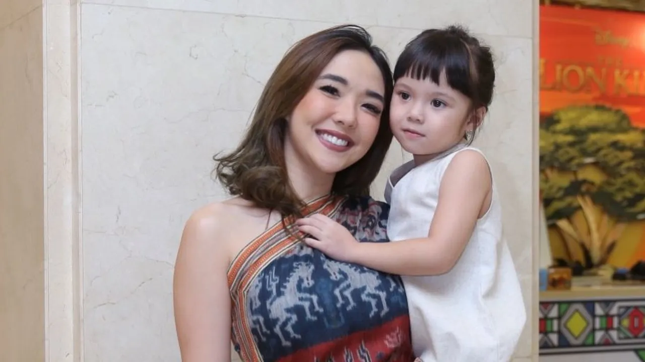 Gisel Ajak Gempi Nyanyi Bareng Saat Jadi Pembuka Konser Lukas Graham di Jakarta