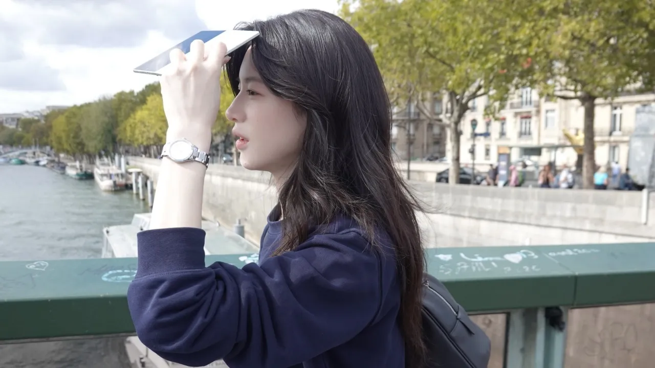 Go Youn Jung di Paris, Outfit Casual dan Makeup Natural