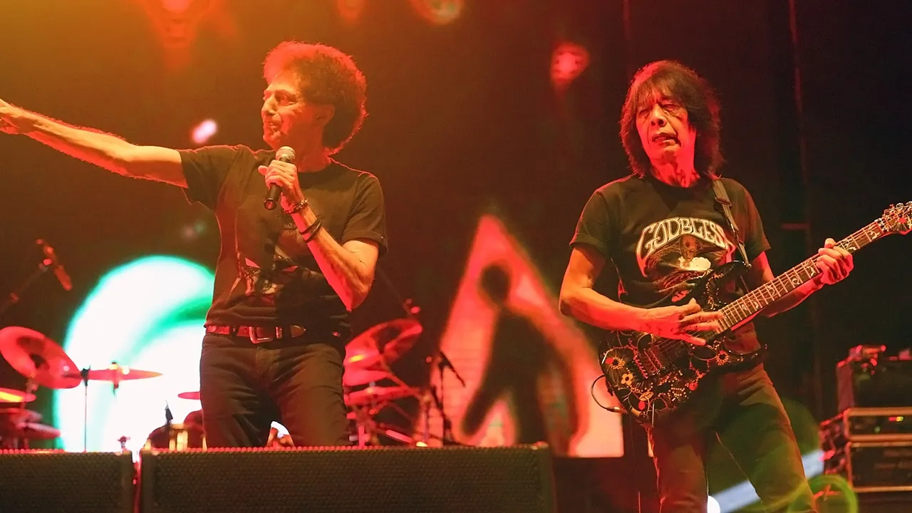 God Bless Buka Aksi Panggungnya dengan Lagu Padamu Negeri di JogjaROCKarta 2018
