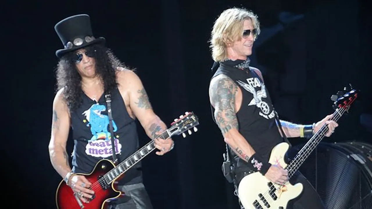 Guns N Roses Meriahkan Panggung, 'Hadiahkan' Microfon Untuk Penonton