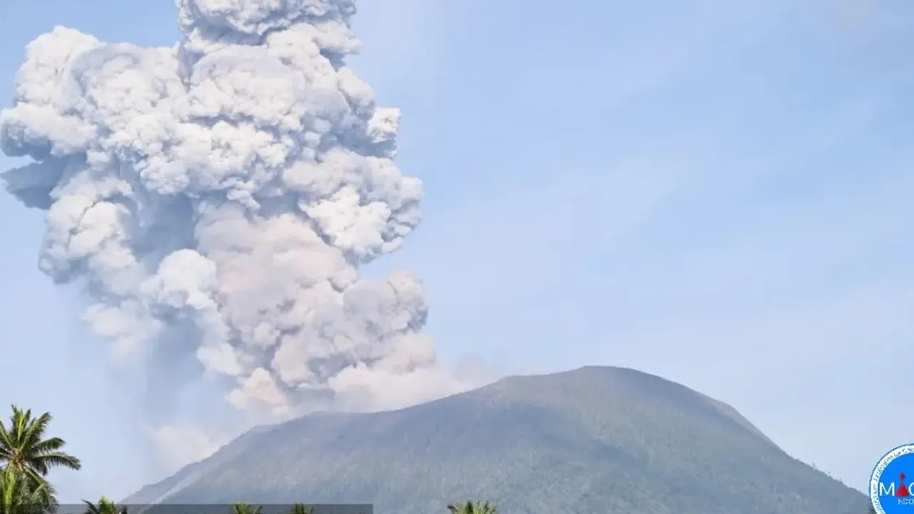 Gunung Ibu Erupsi Lagi, Warga di Halmahera Barat Dievakuasi