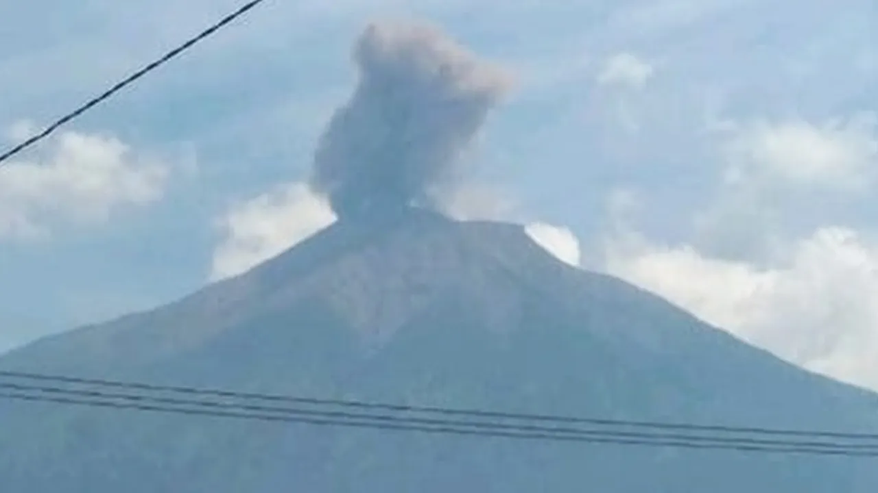 Gunung Kerinci Erupsi, Status Waspada Bikin Pendaki Dilarang Mendekat ke Puncak