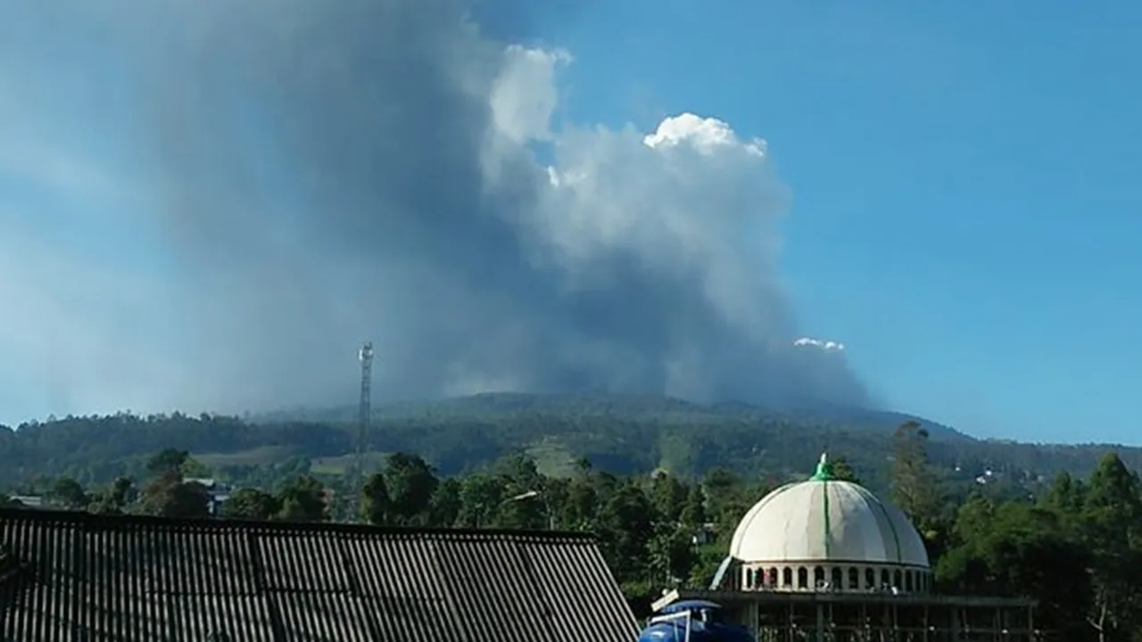 Gunung Tangkuban Perahu Erupsi, Kawasan Wisata Ditutup Total