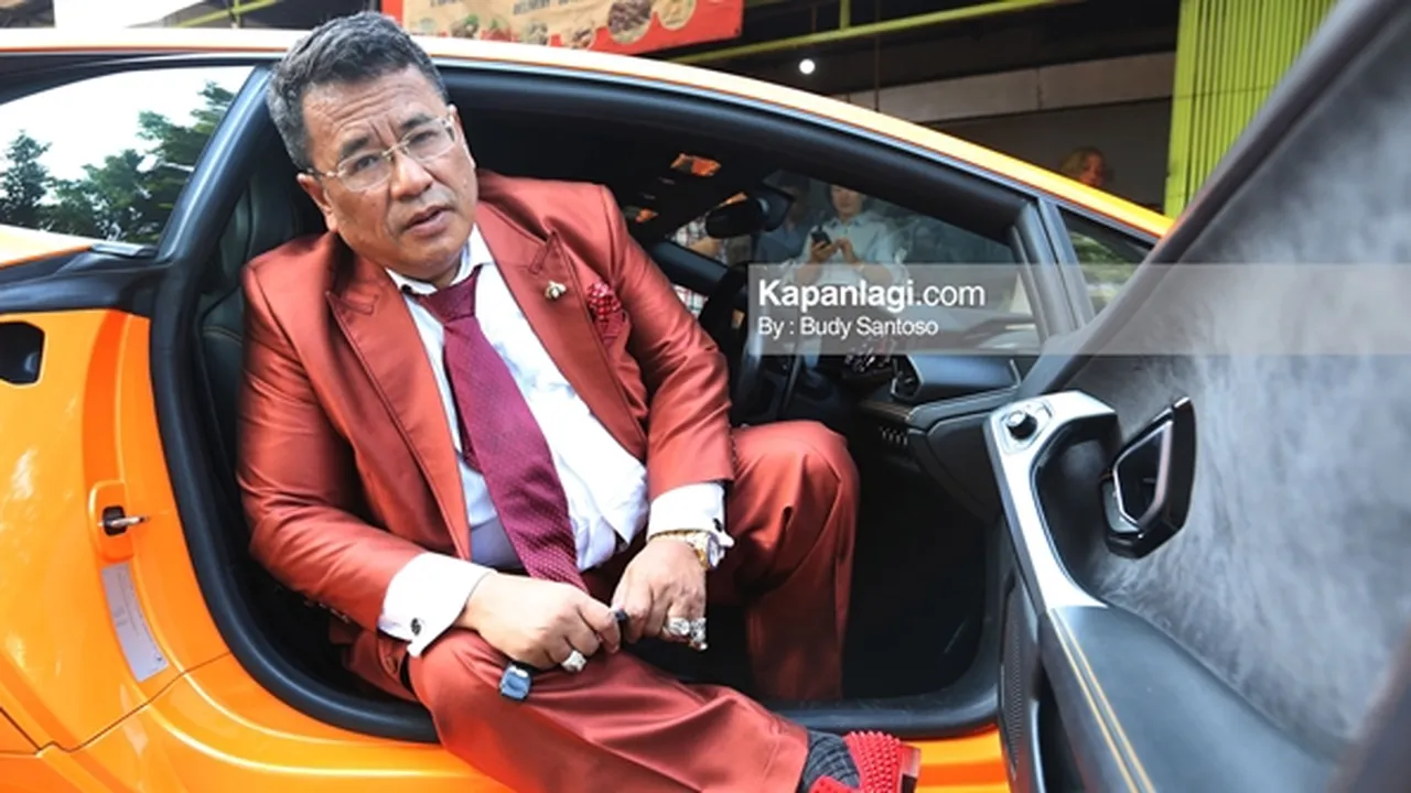 Guru Viral yang Ditantang Muridnya Ini, Dapat Bantuan Uang dan Baju dari Hotman Paris Guru Viral yang Ditantang Muridnya Ini, Dapat Bantuan Uang dan Baju dari Hotman Paris
