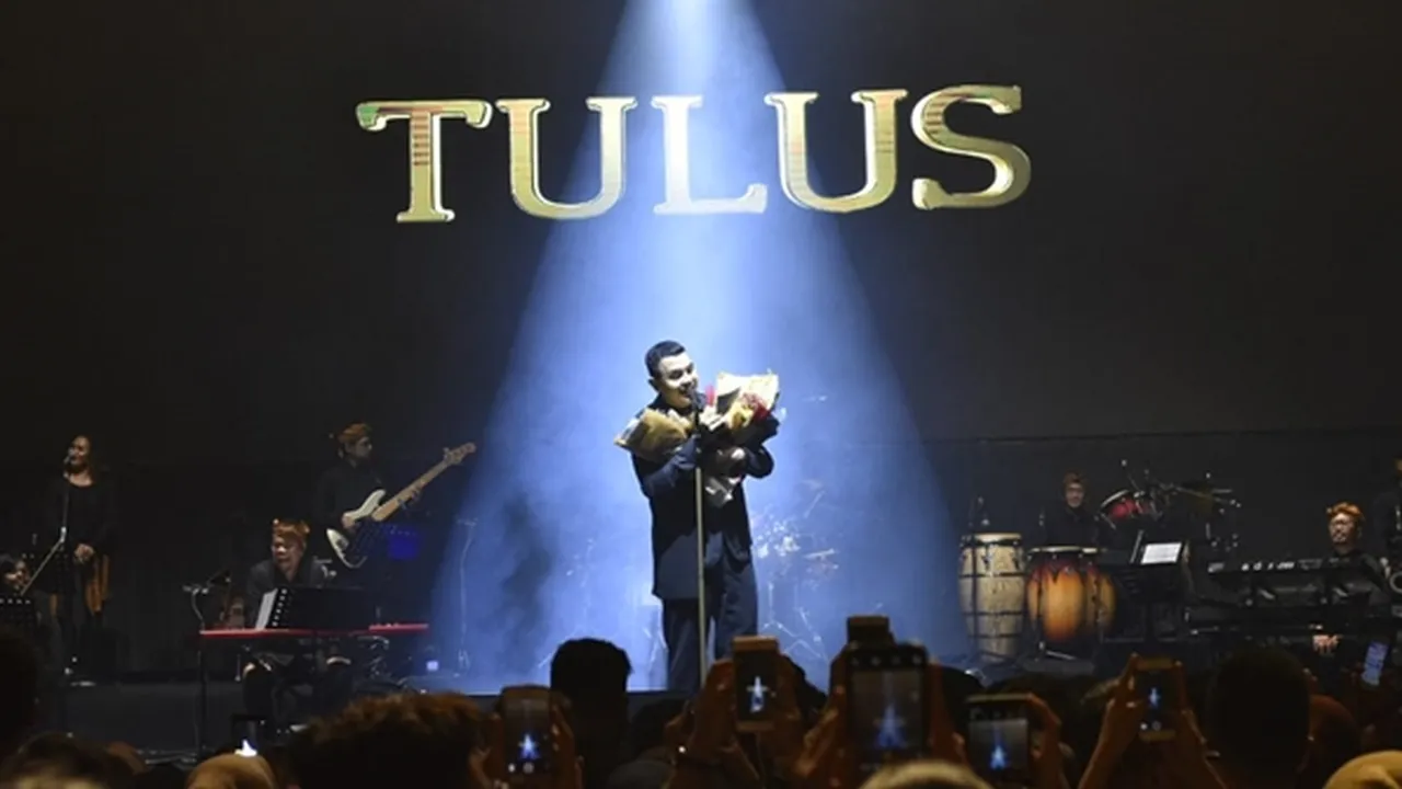 Hadir di Kota Malang, Tur Sewindu Tulus Ramai Dipenuhi Ribuan Penonton