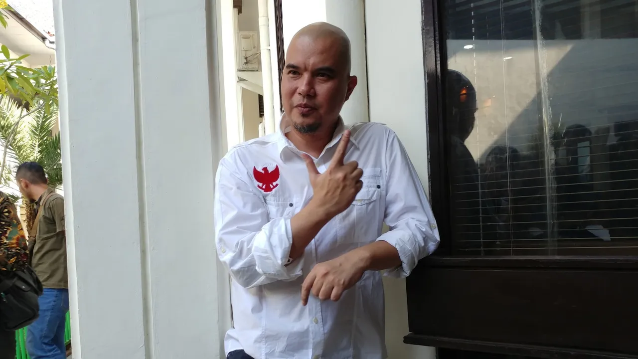 Hadir ke Sidang Tanpa Blankon, Ahmad Dhani Berani Tampil Beda